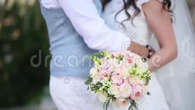 新娘手<strong>中的婚礼</strong>玫瑰和牡丹。 <strong>婚礼</strong>